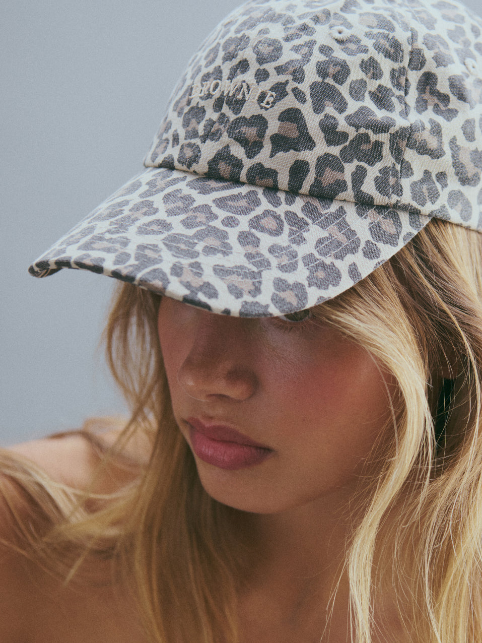 Look con gorras mujer