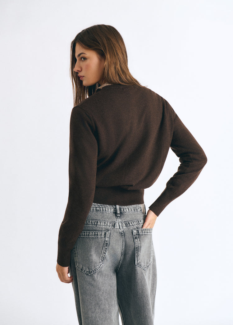 Chaqueta de punto marrón con botones vista trasera sobre modelo