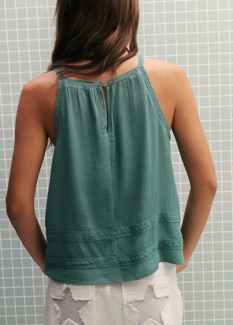 Top halter de tirantes finos en verde con detalle de abertura y bordado en la espalda