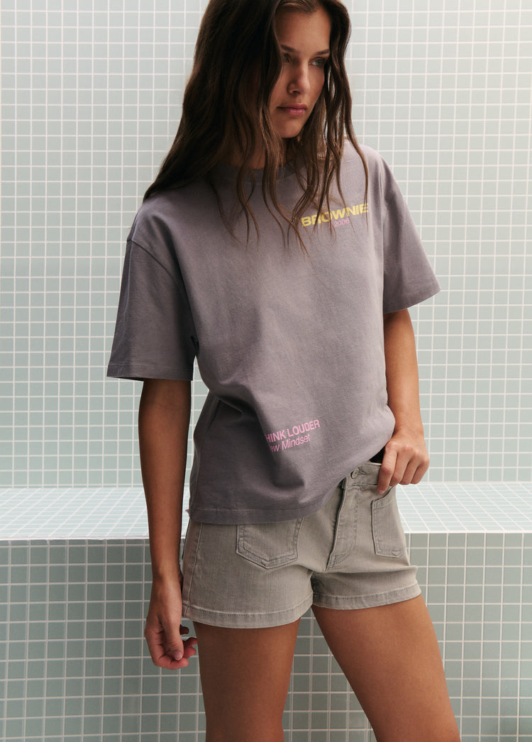 Camiseta gris con el estampado de texto en el pecho lucida sobre modelo