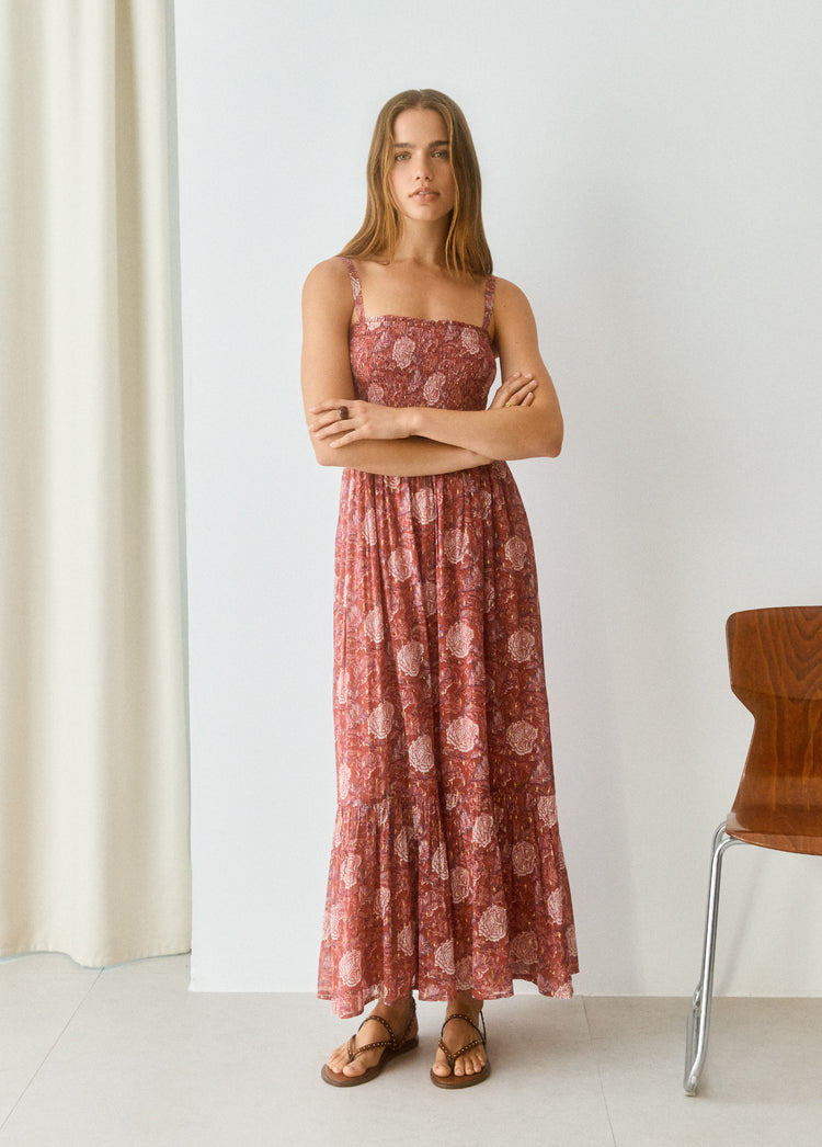 Vestido largo de tirantes en tono rosado con estampado floral visto de frente