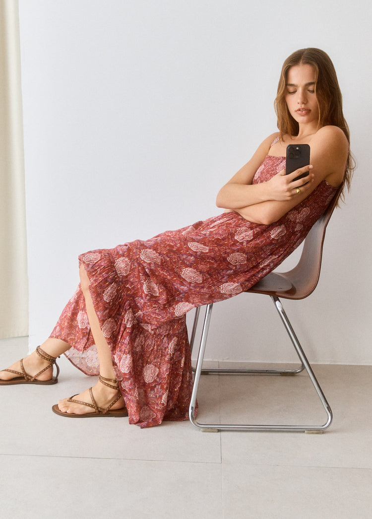 Vestido largo de tirantes con estampado floral en tono rosado