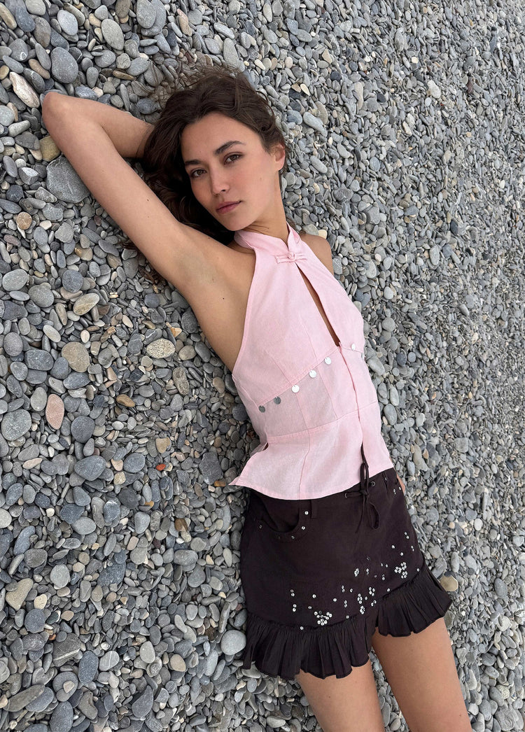 Top halter de rosa claro con detalles de espejos visto de frente