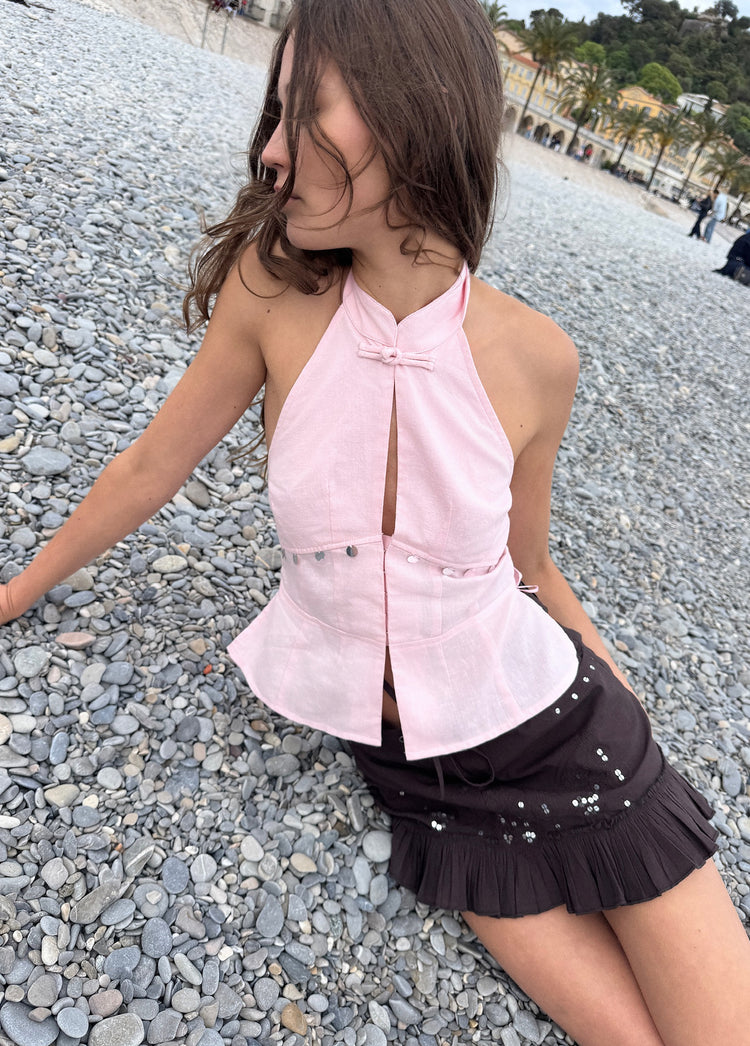 Top halter de rosa claro con abertura frontal y lazo en el cuello
