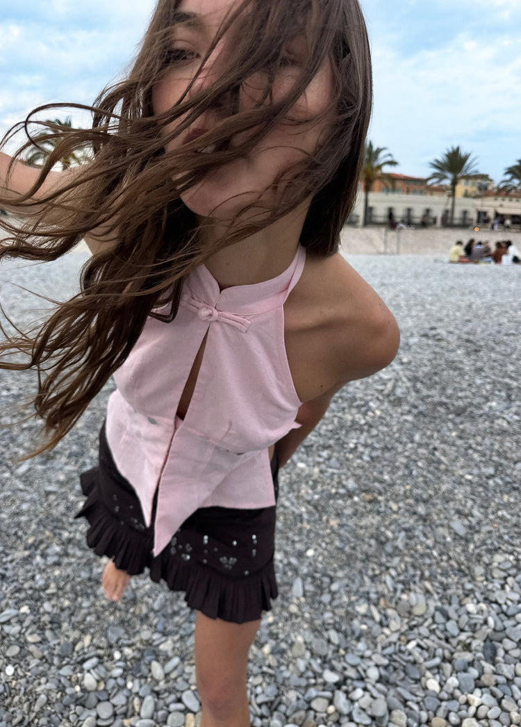 Top halter de color rosa claro con detalle de lazo en el escote