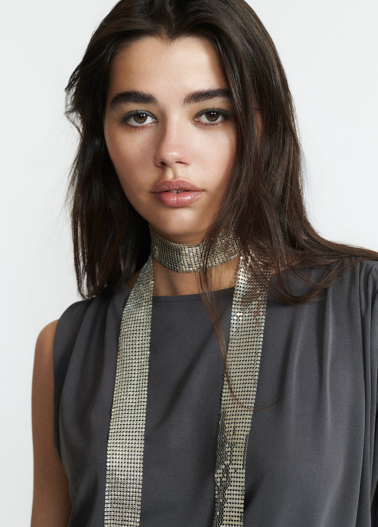 Collar de malla metálica de color plata lucido sobre modelo