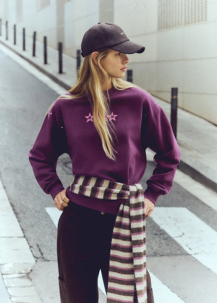 Sudadera de color granate con estampado de estrellas y tachas vista sobre modelo