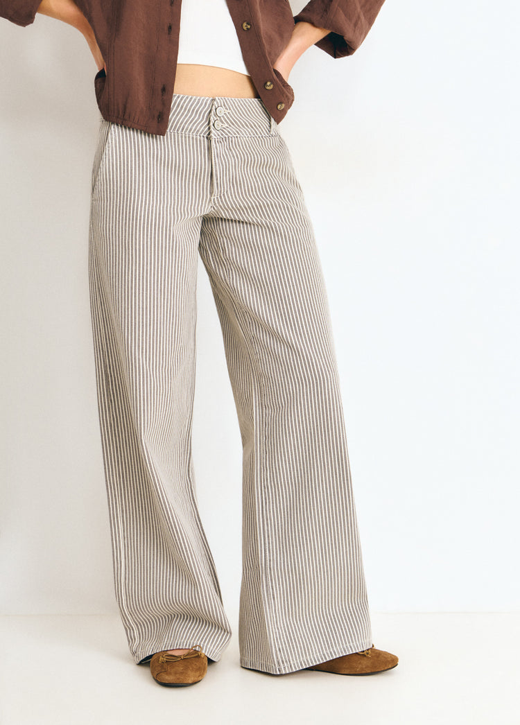 Pantalón de rayas finas en gris con corte amplio y bajo, visto de frente