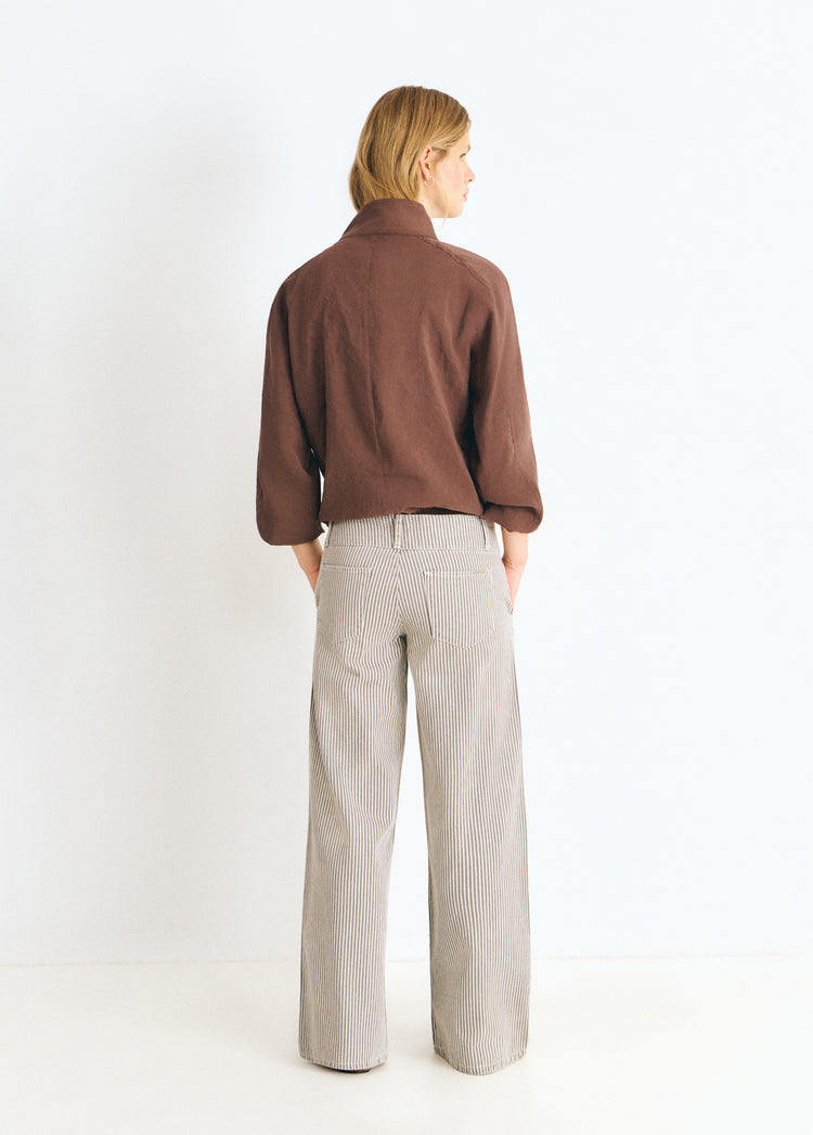 Pantalón de rayas finas en gris, visto por detrás con corte amplio