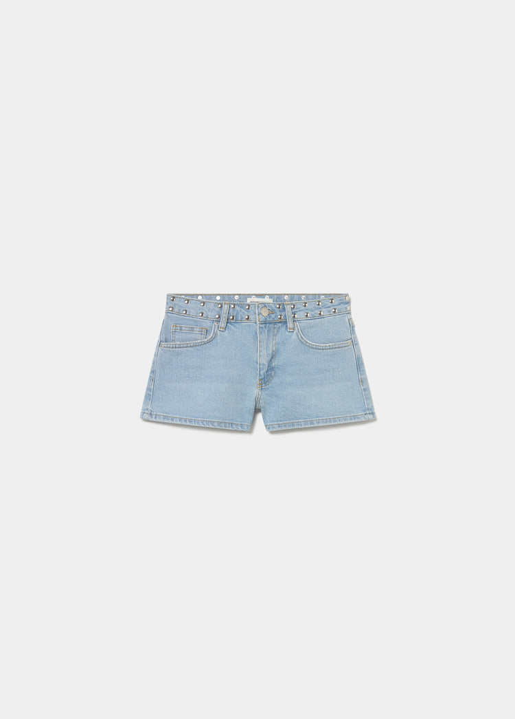 Short vaquero azul claro con tachas glitter en la cintura visto de frente