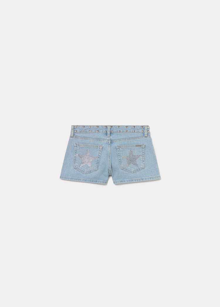 Short vaquero azul claro con tachas metálicas en la cintura y estrellas de glitter en los bolsillos traseros