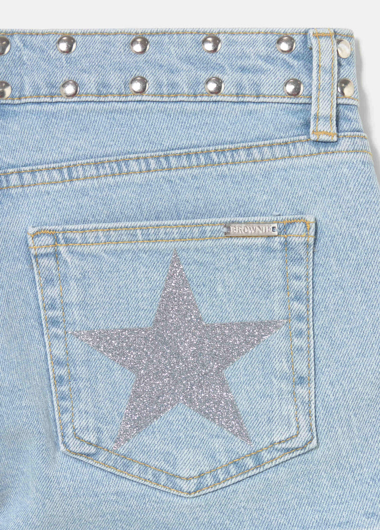 Short vaquero azul claro con tachas metálicas y estrella de glitter en el bolsillo trasero