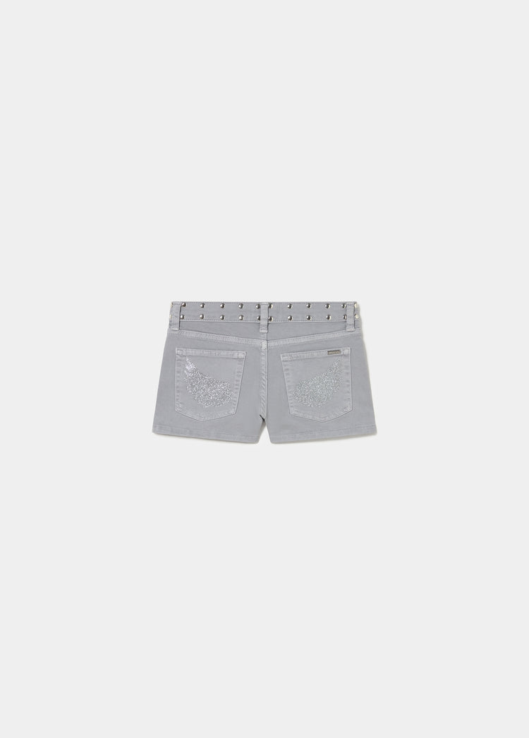 Short de vaquero gris con tachas metálicas en la cintura y bolsillos traseros con brillo