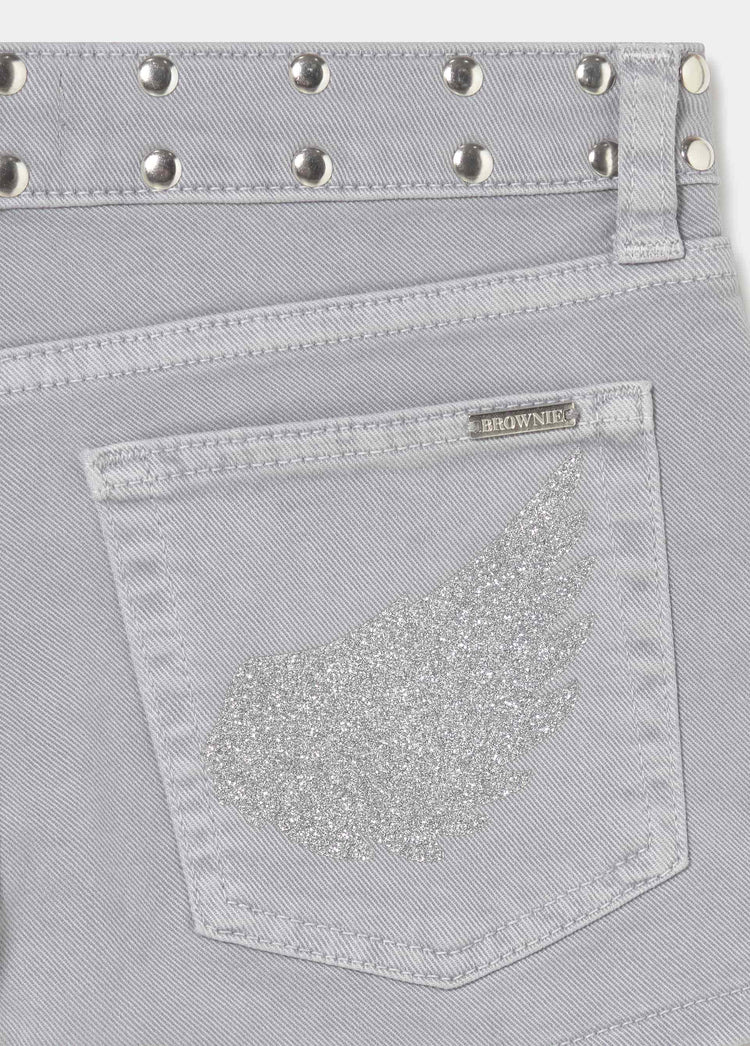 Short de vaqueros gris con tachas metálicas y bolsillo decorado con glitter