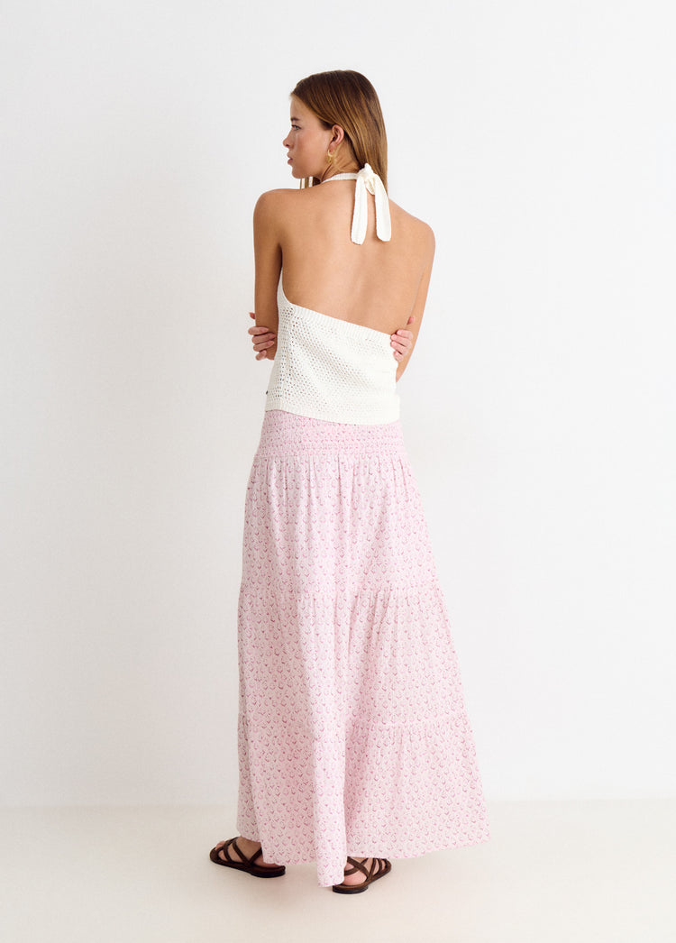 Falda larga rosa con efecto smock y estampado floral vista desde la espalda