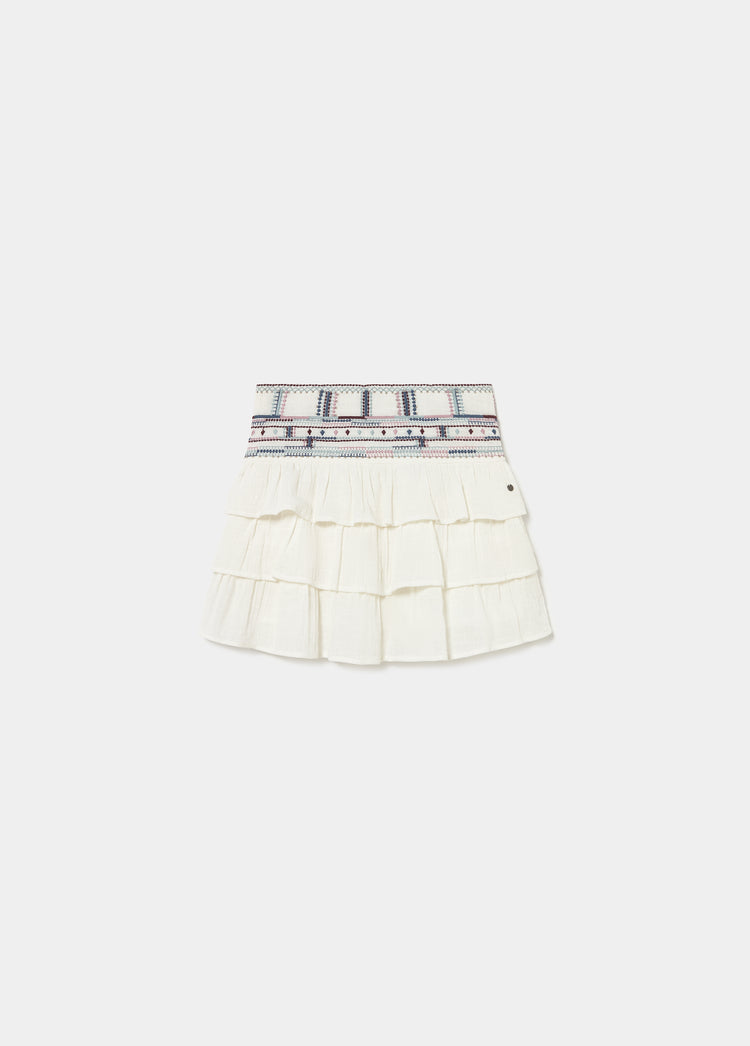 Falda blanca de volantes con estampado geométrico en la cintura vista frontal
