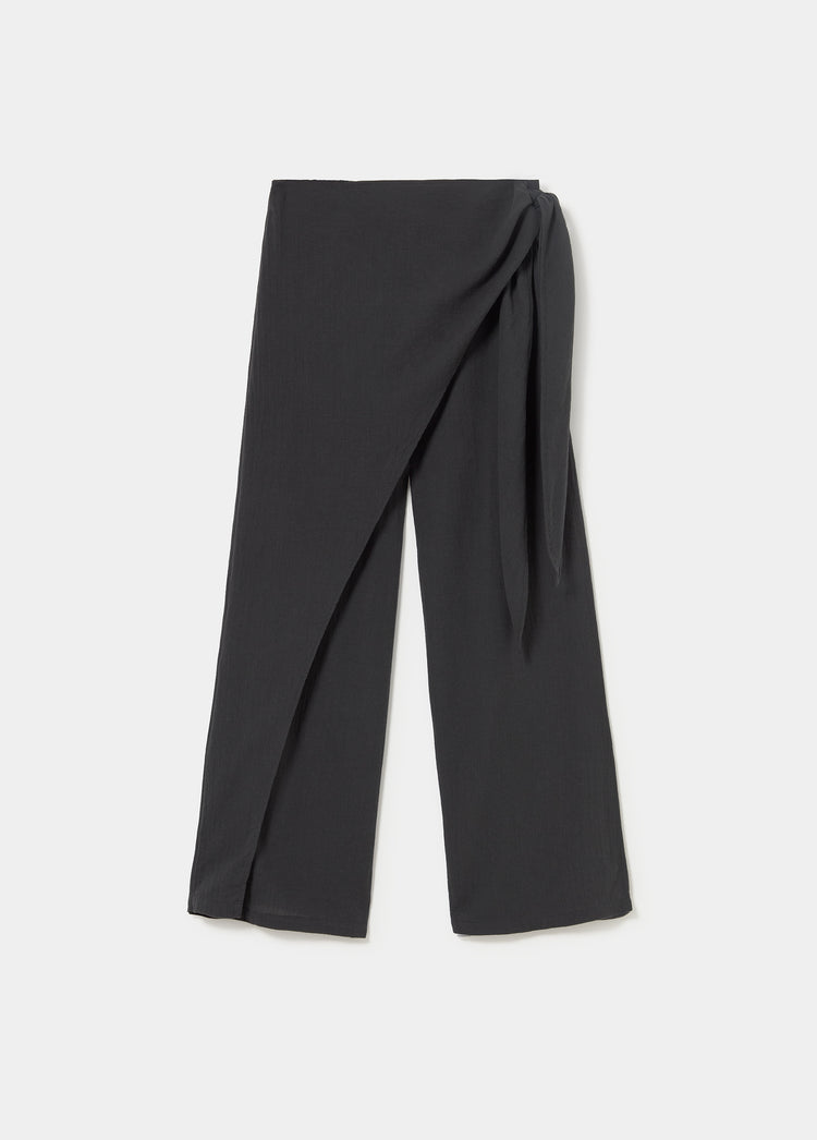 Pantalón largo pareo de color antracita con detalle de lazada en la cadera