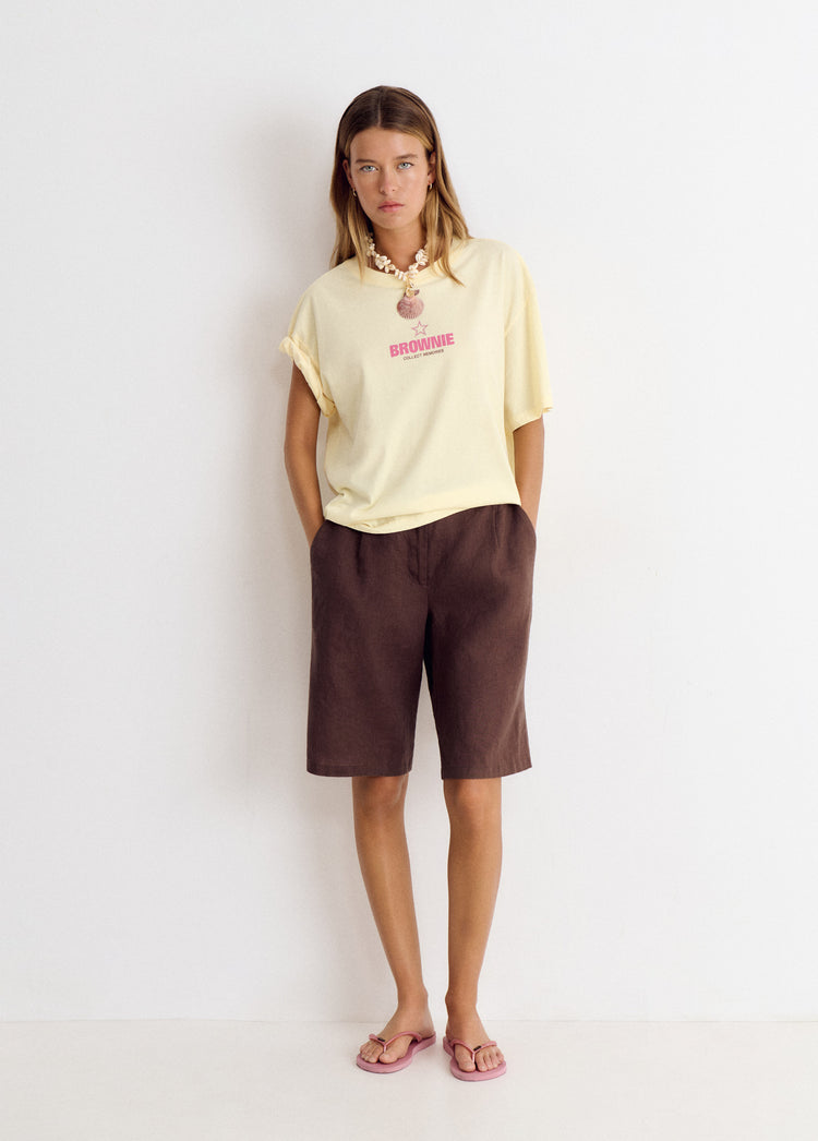 Camiseta amarilla de manga corta con estampado frontal de la marca Brownie