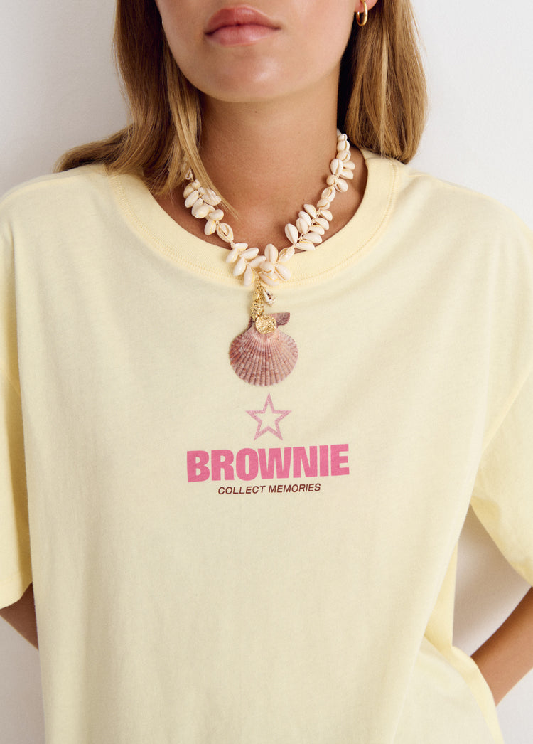 Camiseta amarilla de cuello redondo con estampado de estrella y la palabra brownie en rosa