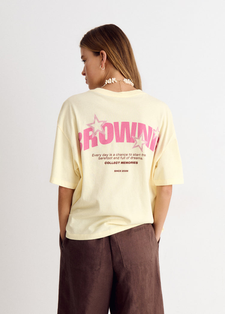 Camiseta amarilla de corte holgado con estampado de estrellas y letras en la espalda