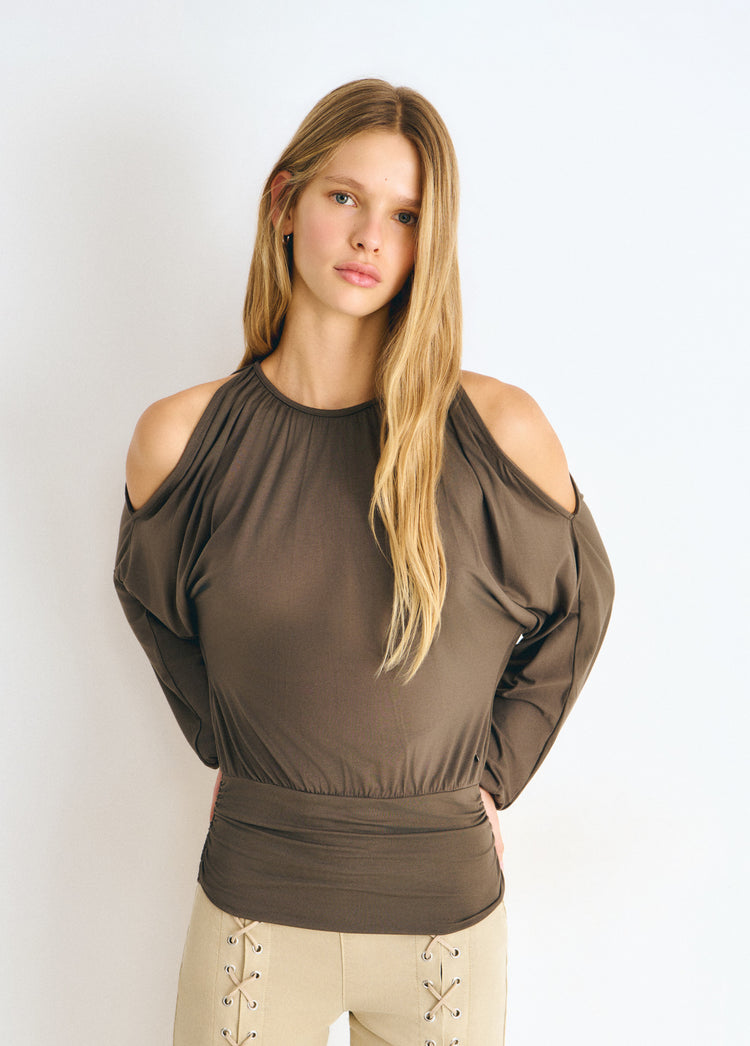 Blusa de viscosa de color granate con hombros descubiertos y frunce bajo