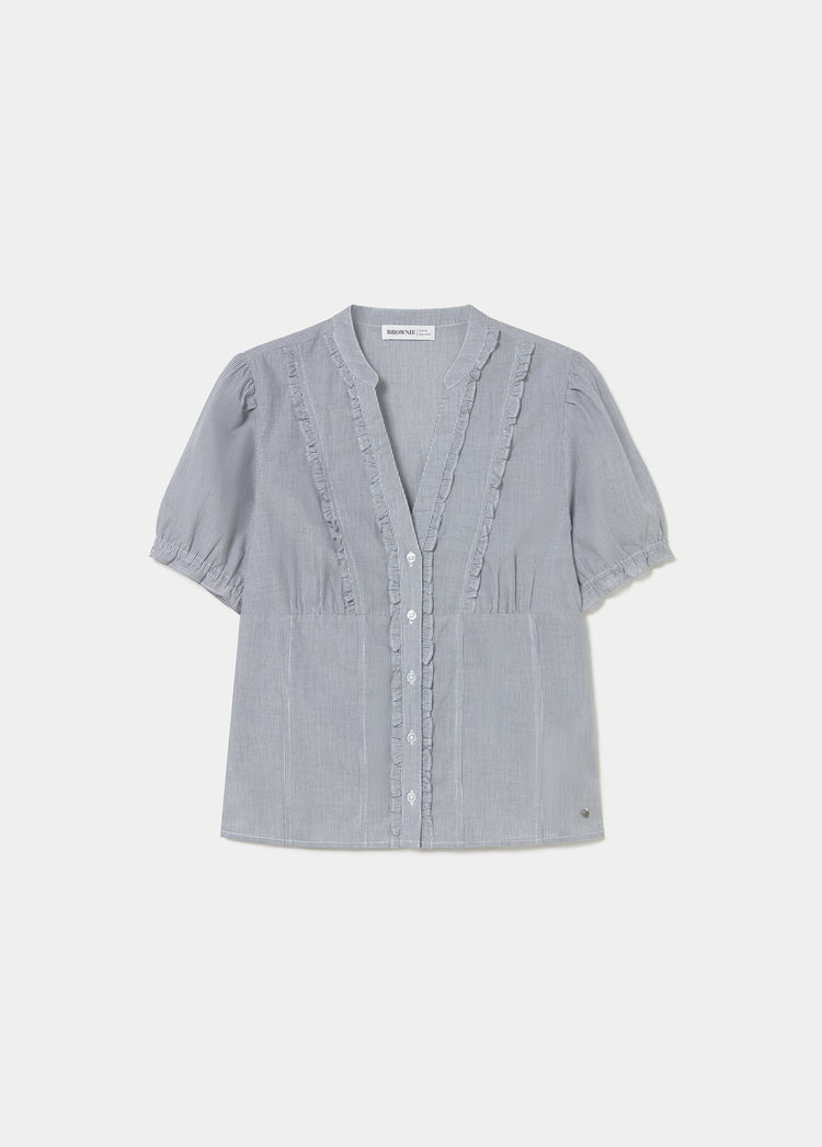 Blusa de manga corta en azul con botones y volantes en el cuello