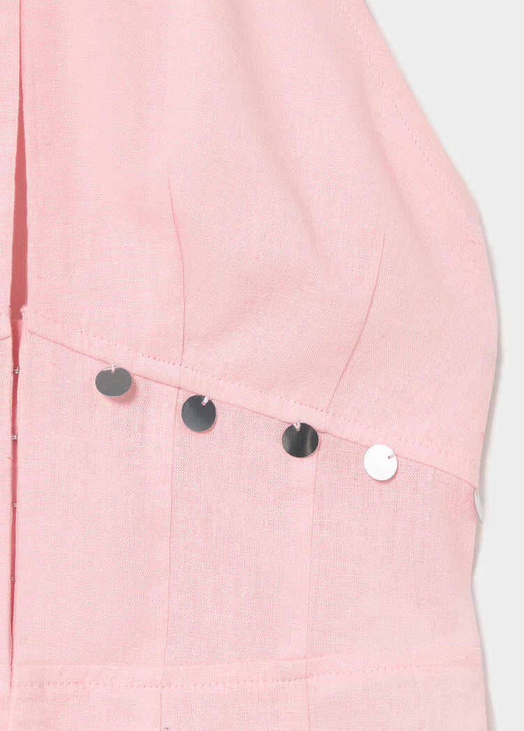 Top halter de rosa claro con detalle de botones metálicos plateados en el lateral