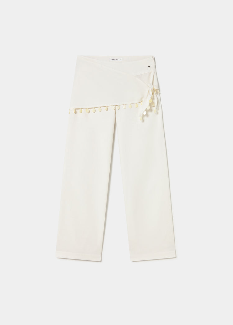 Pantalón blanco de corte recto con detalle de conchas en la cintura