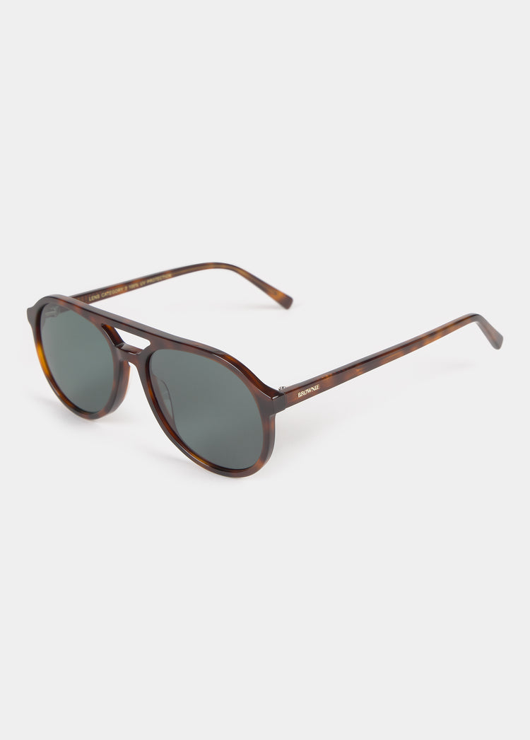 Gafas de sol estilo aviador de color carey medio con lentes verdes vistas de perfil