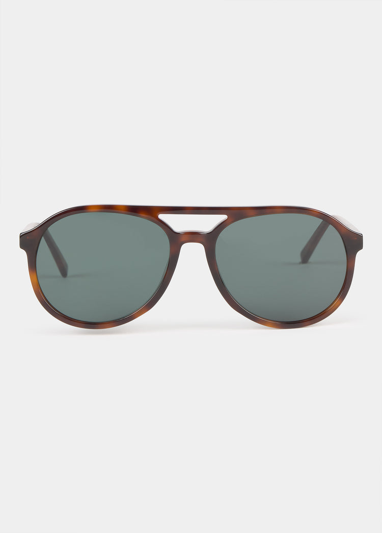 Gafas de sol estilo aviador de color carey medio con lentes verdes vistas de frente