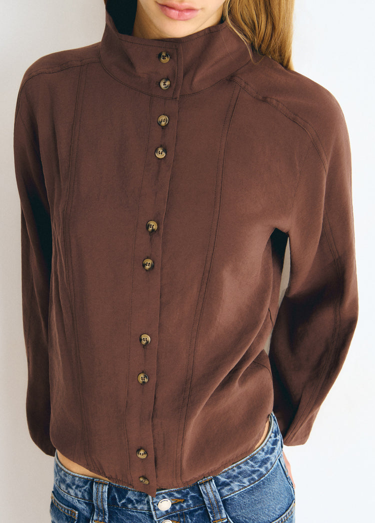 Blusa de manga larga en marrón con cuello alto y botones frontales