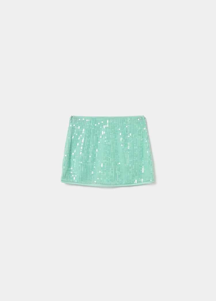 Falda mini de lentejuelas en color turquesa vista de frente sobre fondo liso
