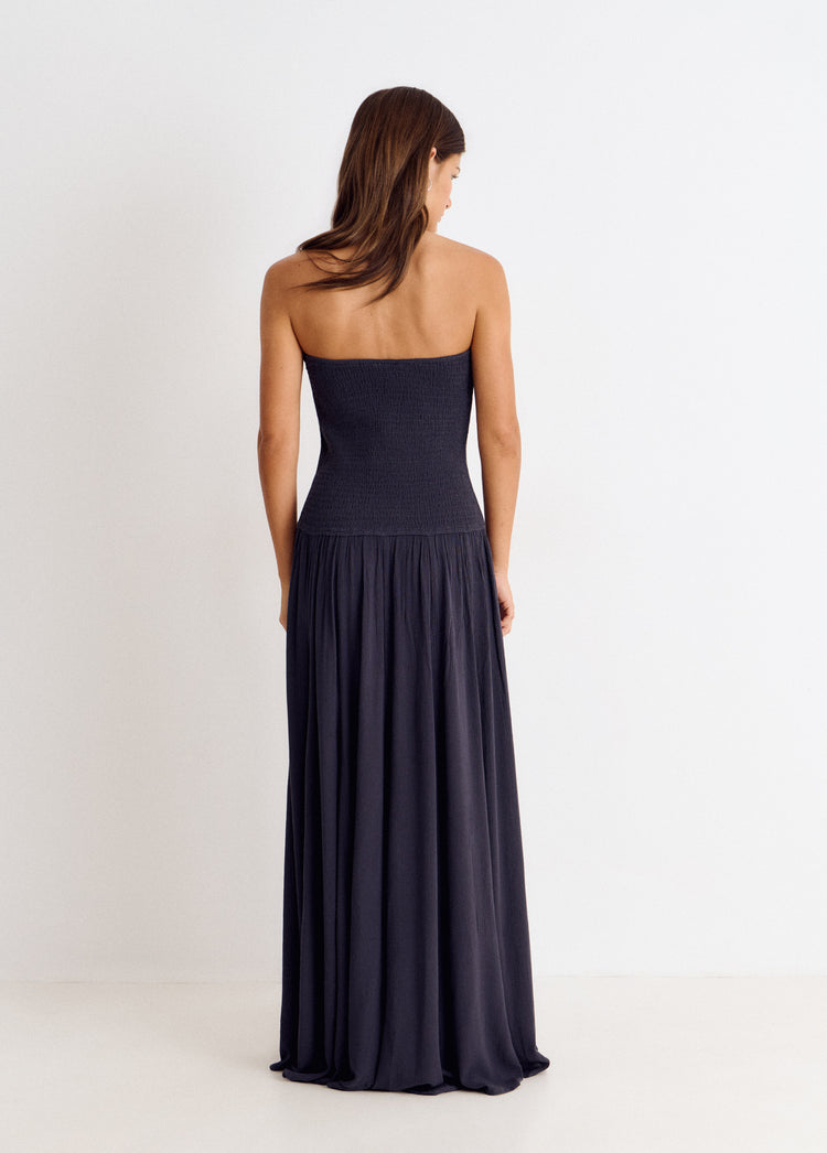 Vestido largo de tirante ancho en antracita visto por detrás mostrando su espalda descubierta y caída fluida