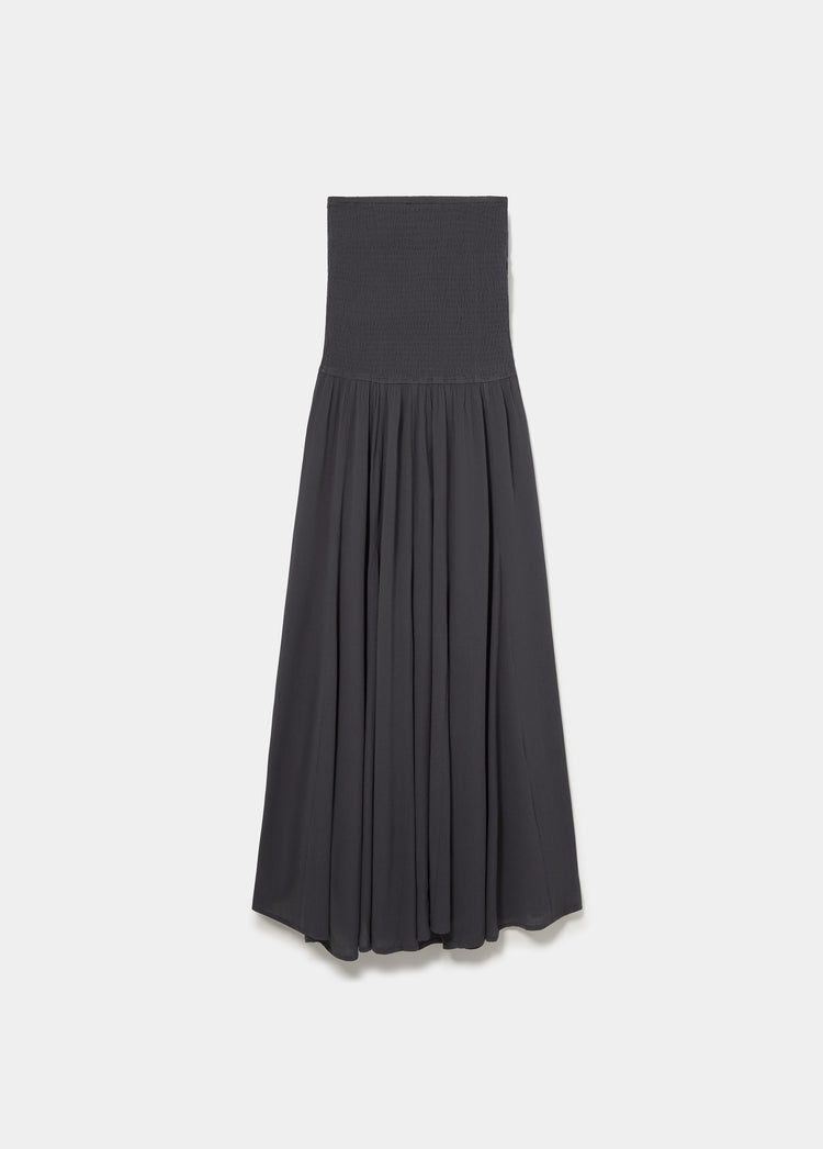 Vestido largo de tirante ancho en tono antracita con falda plisada y caída fluida