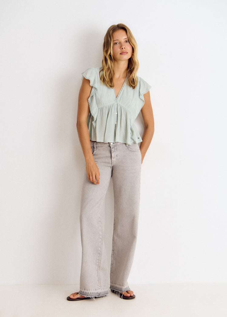 Blusa de manga corta en verde agua con volantes y detalle de puntilla
