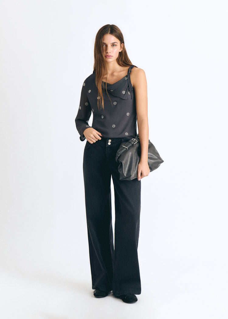 Blouse à revers avec clous décoratifs