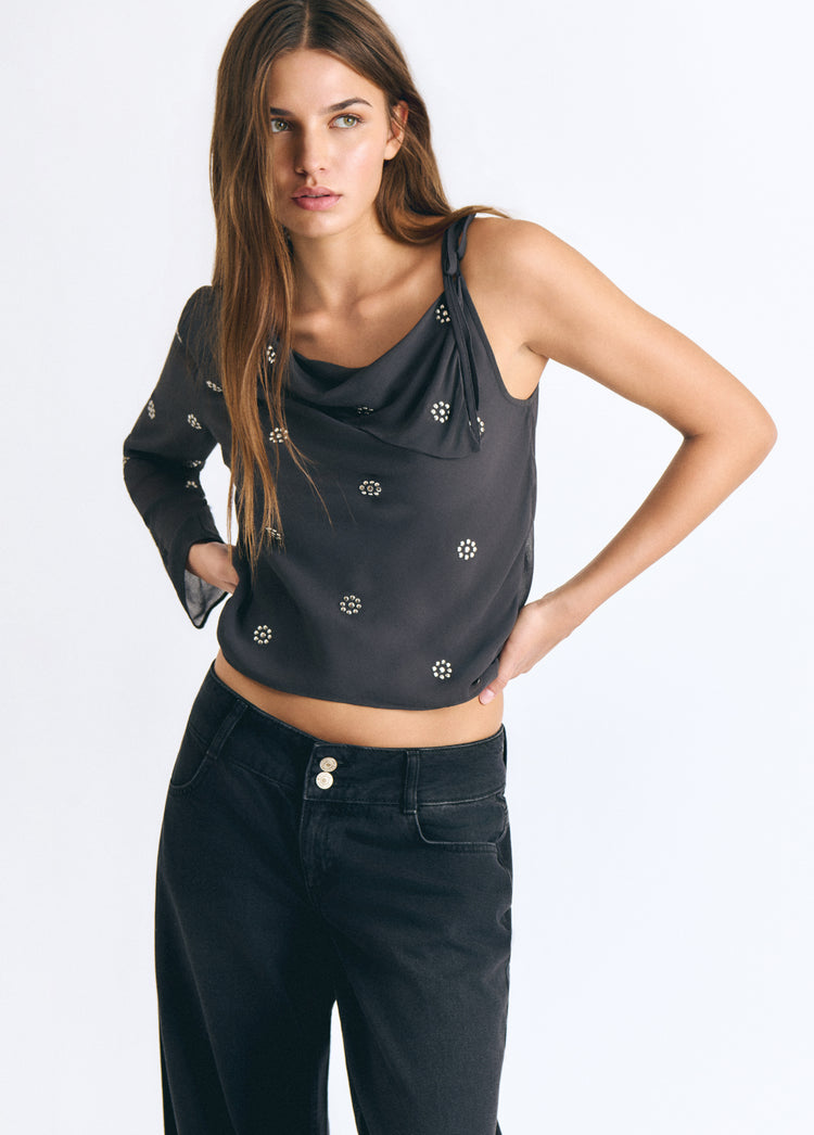 Blouse à revers avec clous décoratifs
