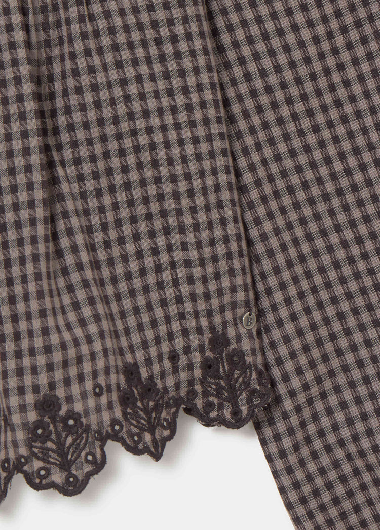 Bluse mit Karomuster und besticktem Saum