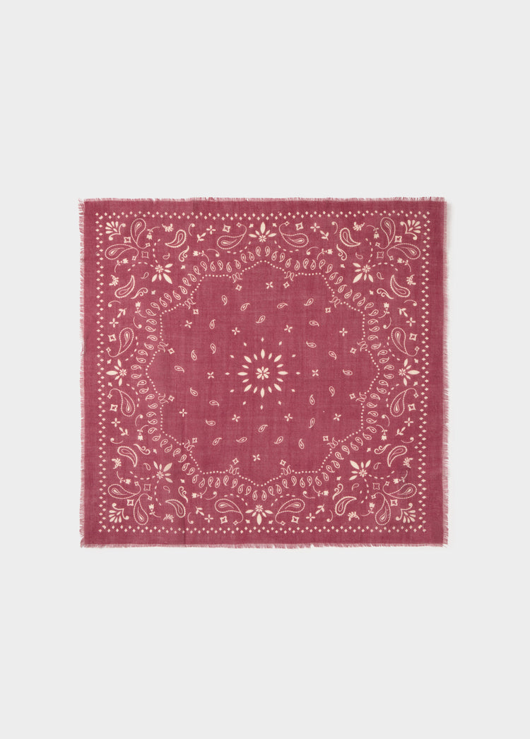 Pañuelo estampado paisley de color rosado desplegado mostrando su diseño completo