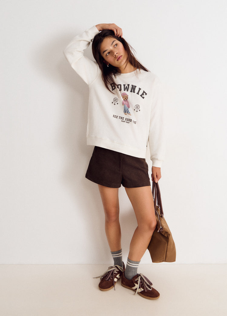 Sudadera de color crudo con estampado de perro y letras en el pecho