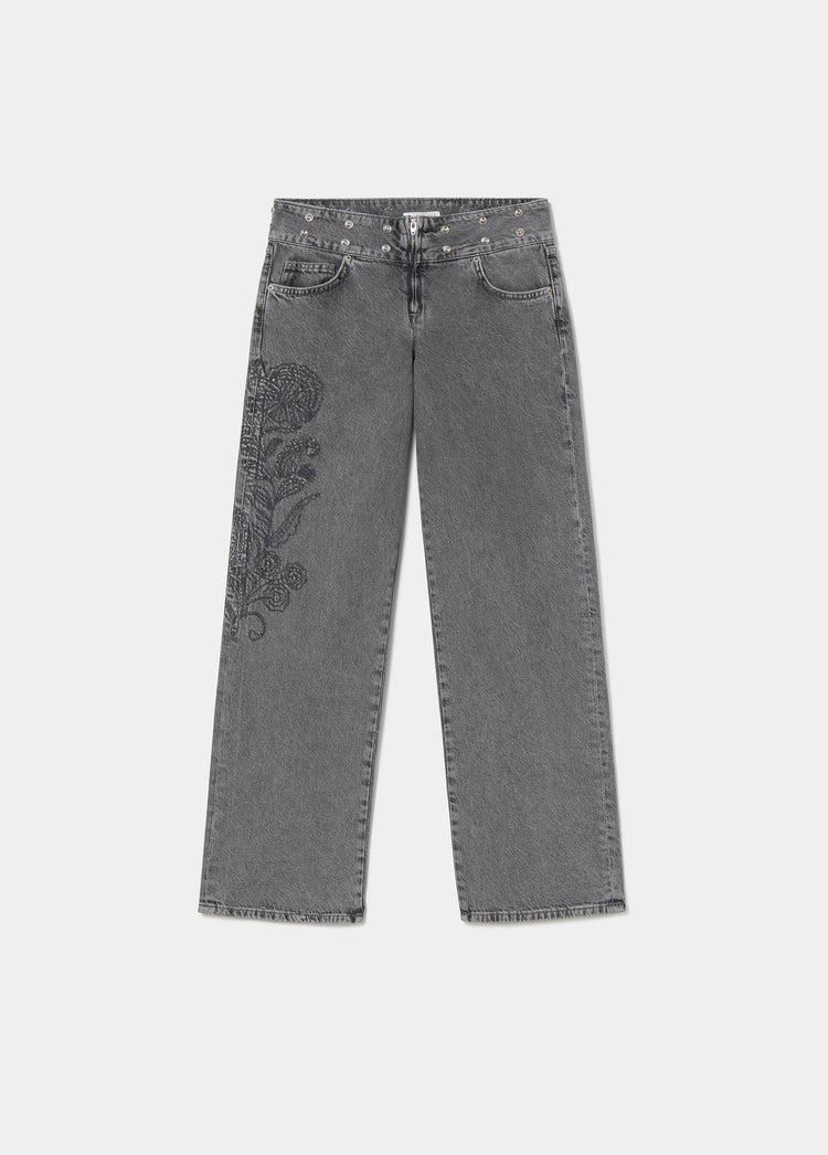 Vaqueros de color gris medio con tachas en la cinturilla y bordado floral en la pierna