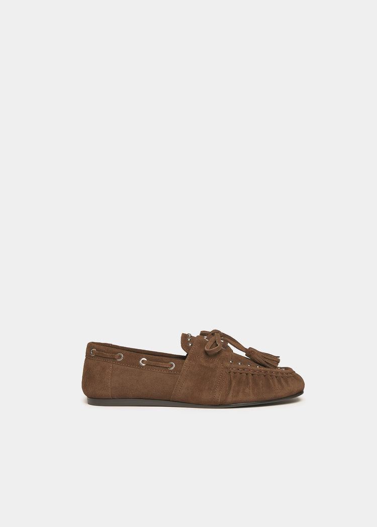 Zapato náutico de serraje en color chocolate visto de perfil con borlas y tachas metálicas
