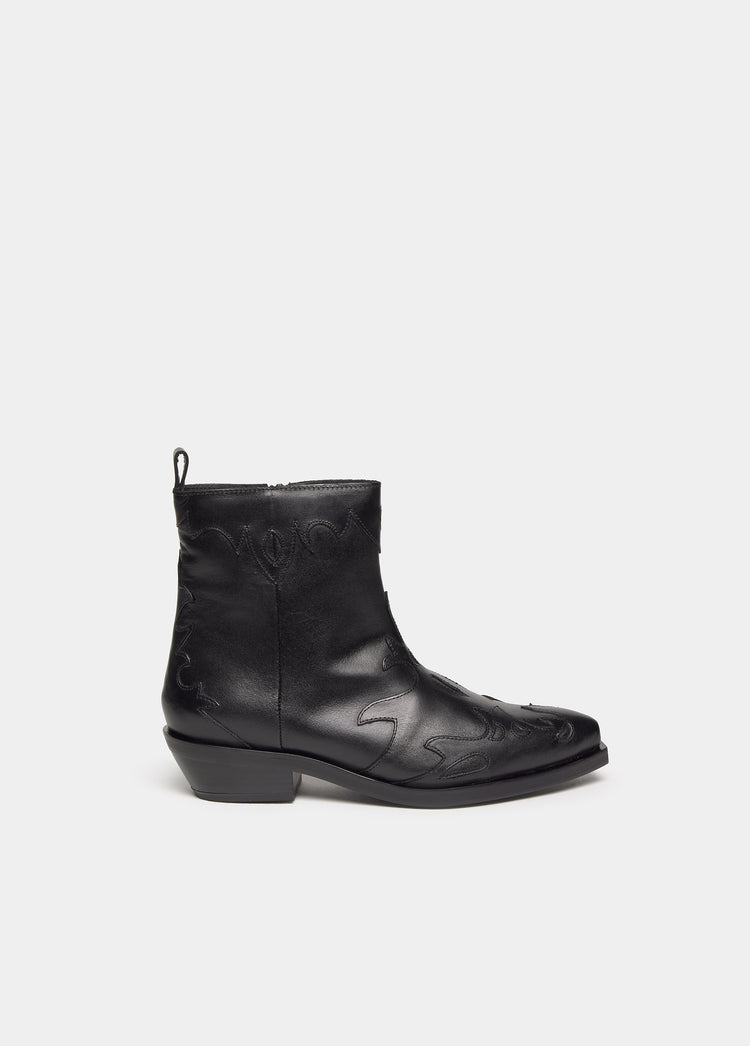 Botín cowboy de piel grabada en negro con tacón bajo y cremallera lateral
