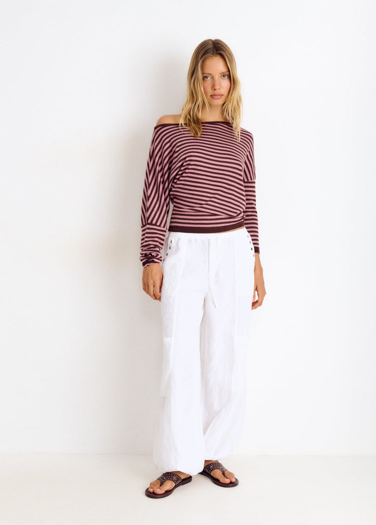 Asymmetrischer Pullover mit Streifen