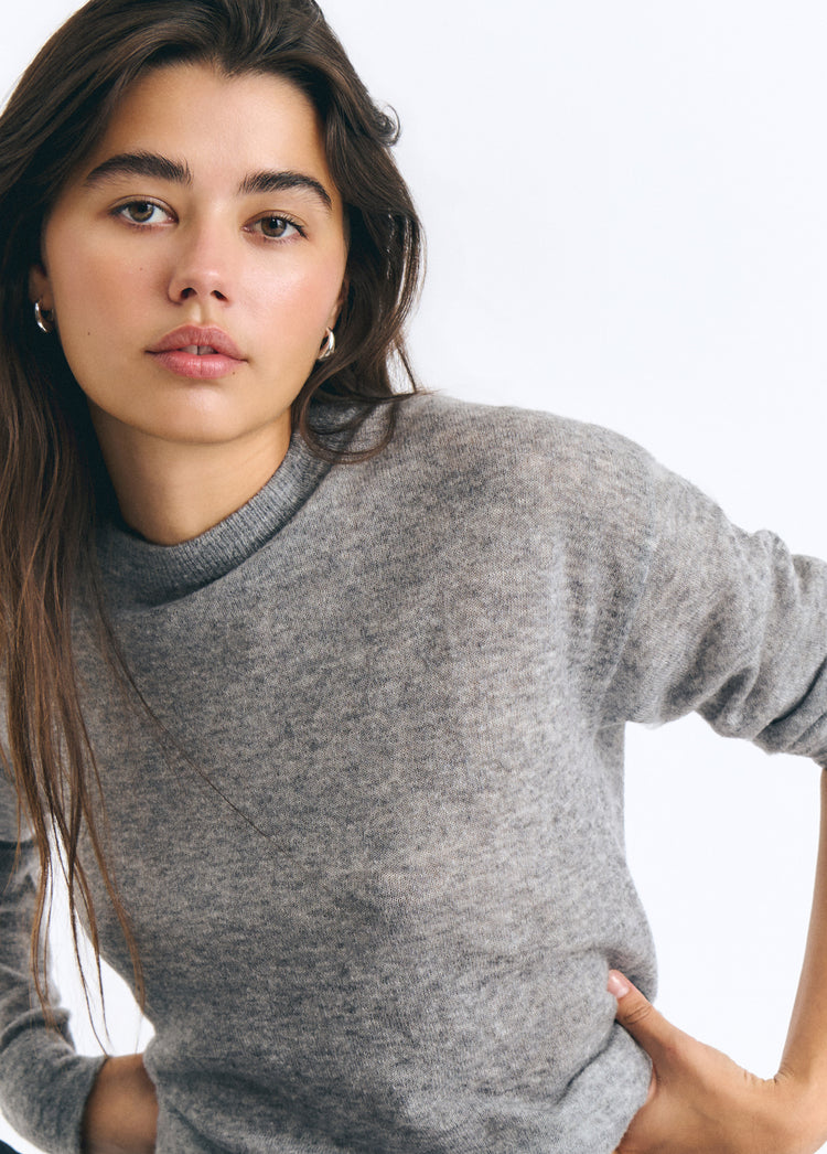 Jersey de cuello redondo en gris sobre modelo