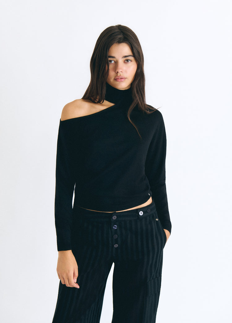 Jersey negro de cuello alto con abertura asimétrica en el hombro sobre modelo
