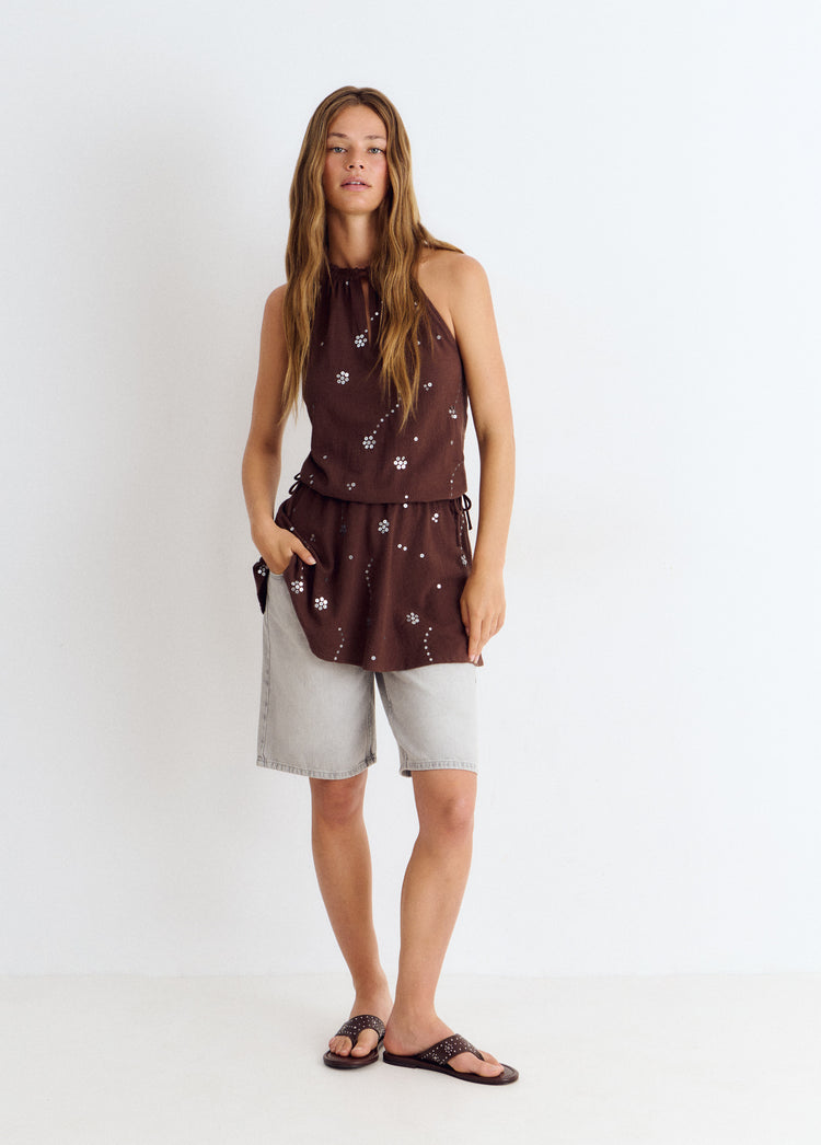 Vestido halter de color chocolate con detalles de lentejuelas y estampado floral
