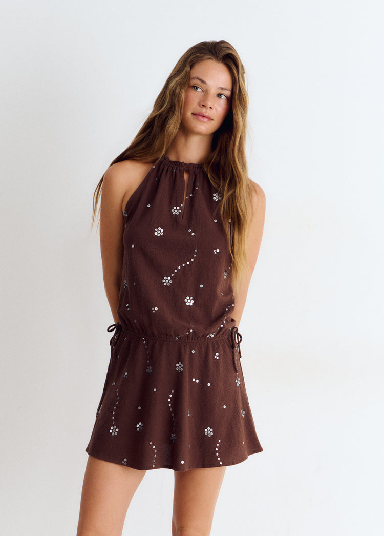 Vestido halter de color chocolate con estampado de flores en lentejuelas y tirantes ajustables