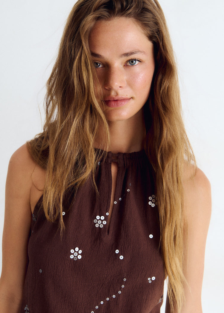 Vestido halter de color chocolate con detalles de lentejuelas plateadas en el pecho