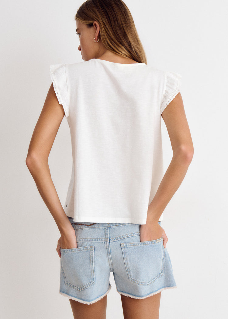 Camiseta blanca de tirantes con volantes y puntilla vista por la espalda